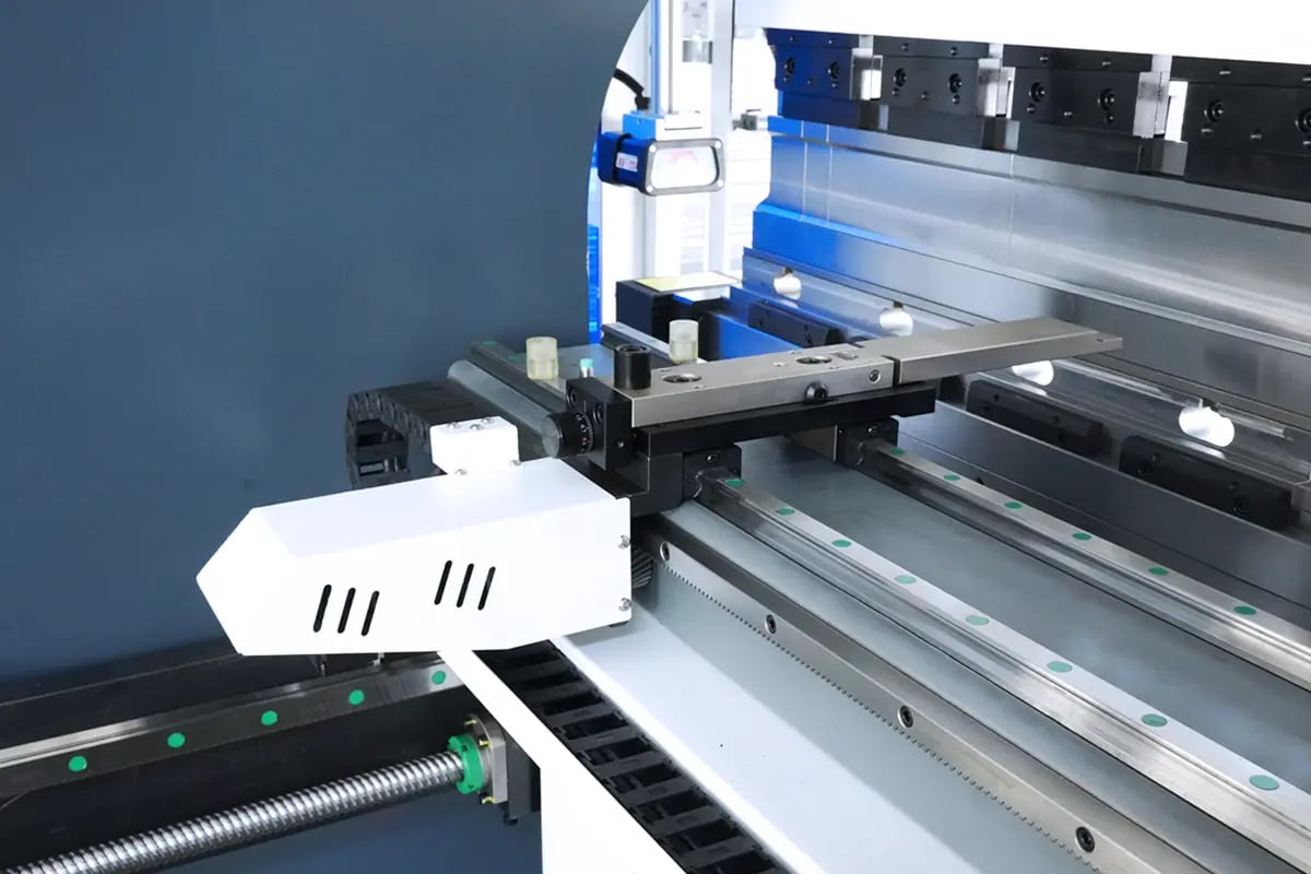 Configuración óptima de la prensa plegadora CNC: una guía completa para elegir los ejes de tope trasero perfectos para precisión (edición 2024) 3 Tope trasero de 4 ejes
