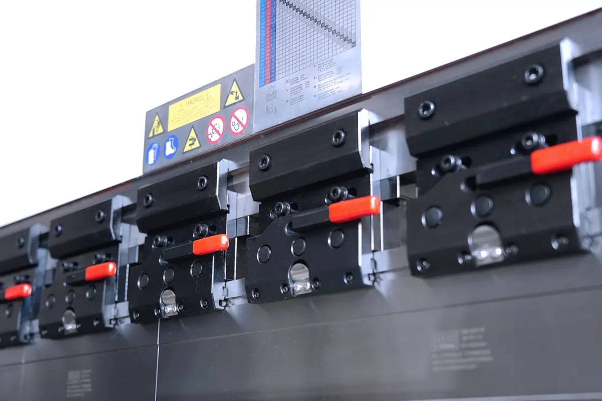 Improving Bending Machine Accuracy: 4 Practical Tips and Best Practices 4 manual upper tool clamping