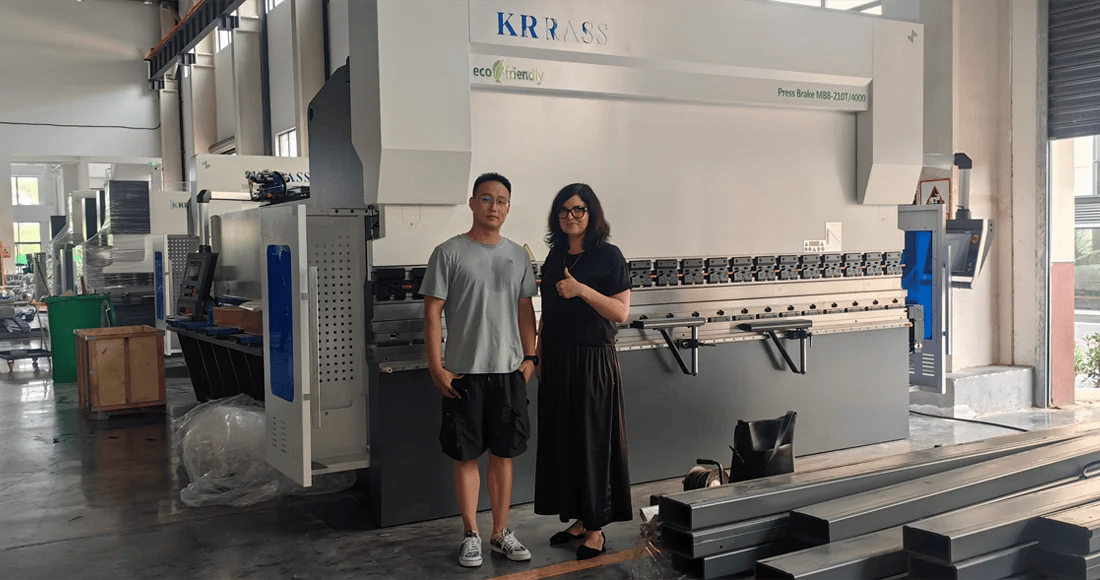 Was ist der Unterschied zwischen NC- und CNC-Biegemaschinen? - Ein umfassender Vergleich 7 KUNDE besucht KRRASS Fabrik