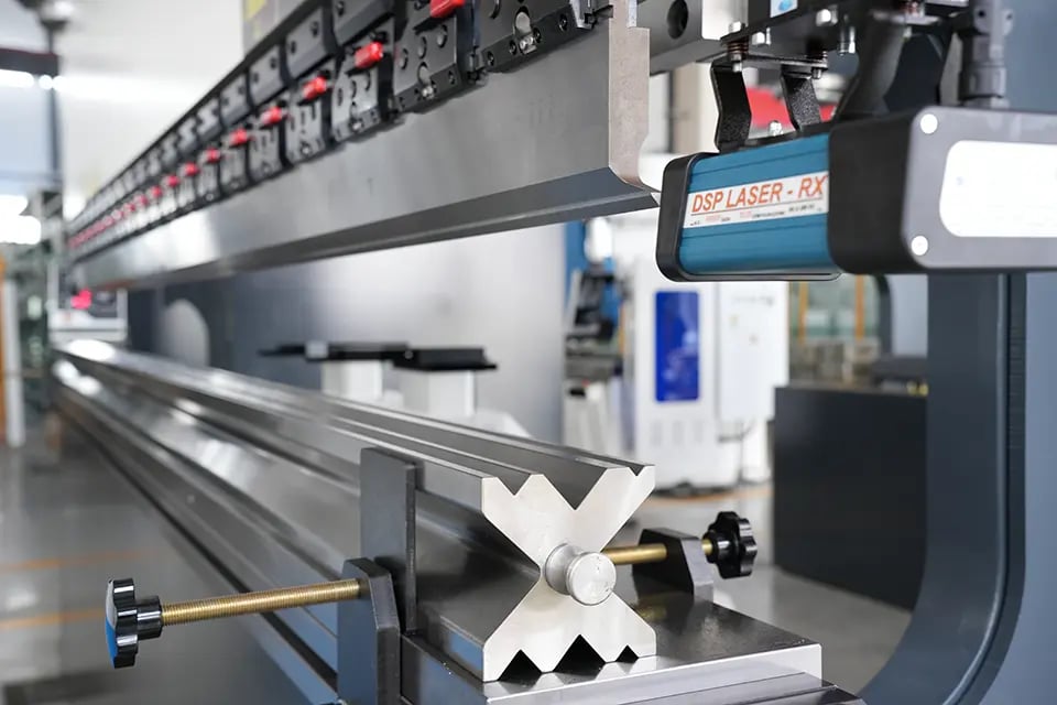 CNC Press Brake vs. Traditional Press Brake: Choosing the Right Bending Solution for Your Fabrication Needs 2 CNC Press Brake vs Traditional Press Brake