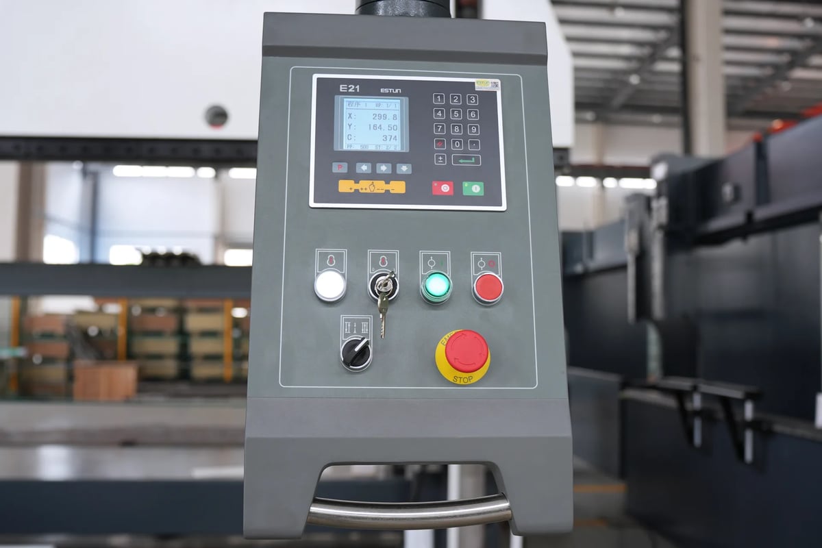 دليل اختيار مكبس الثني الهيدروليكي لعام ٢٠٢٤ - كيفية اختيار مكبس الثني بسرعة ٢ جهاز التحكم ESTUN E21