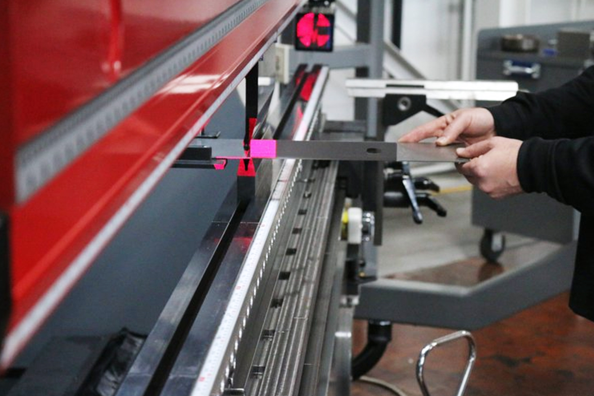 Press Brake Operation: Key Components & Safety Measures 2 Press brake operation