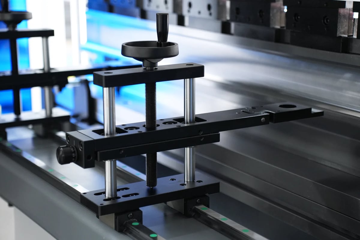 دليل اختيار مكبس الثني الهيدروليكي لعام ٢٠٢٤ - كيفية اختيار مكبس الثني بسرعة ١٣ مقياس خلفي 3+1 محور